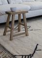 stołek z drewna wiązowego i dywan berberyjski