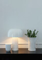 Lampa stołowa, dzbanek z kamionki - Olsson & Jensen, kubek Hammershoi - Kahler Design